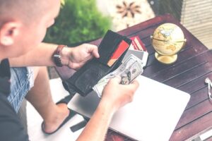 guy with 1000 dollars in wallet - blog graphic