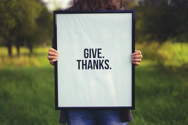 A board which says give thanks