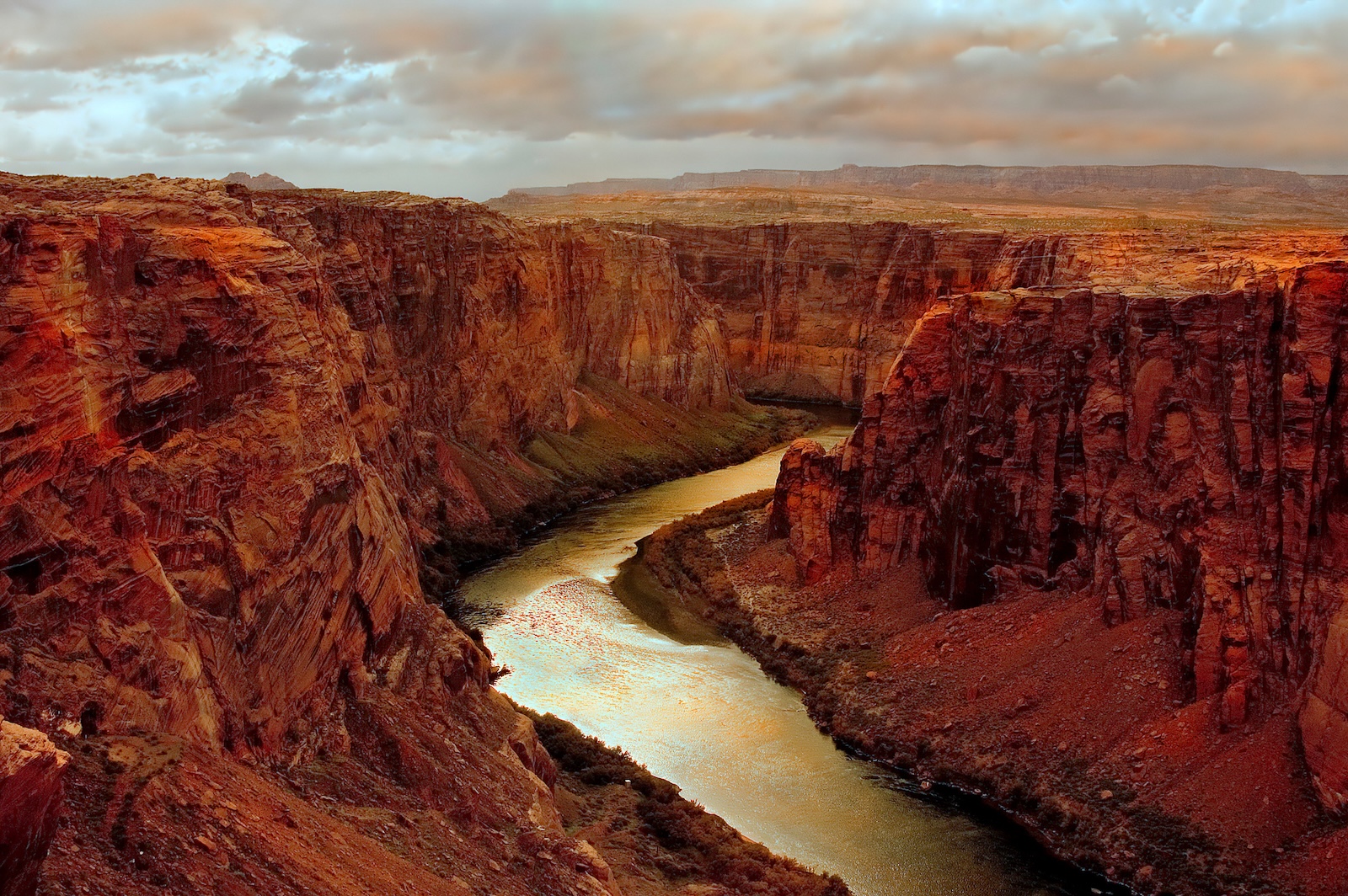 Beautiful Image of the beginning of the grand canyon at Lake Powell